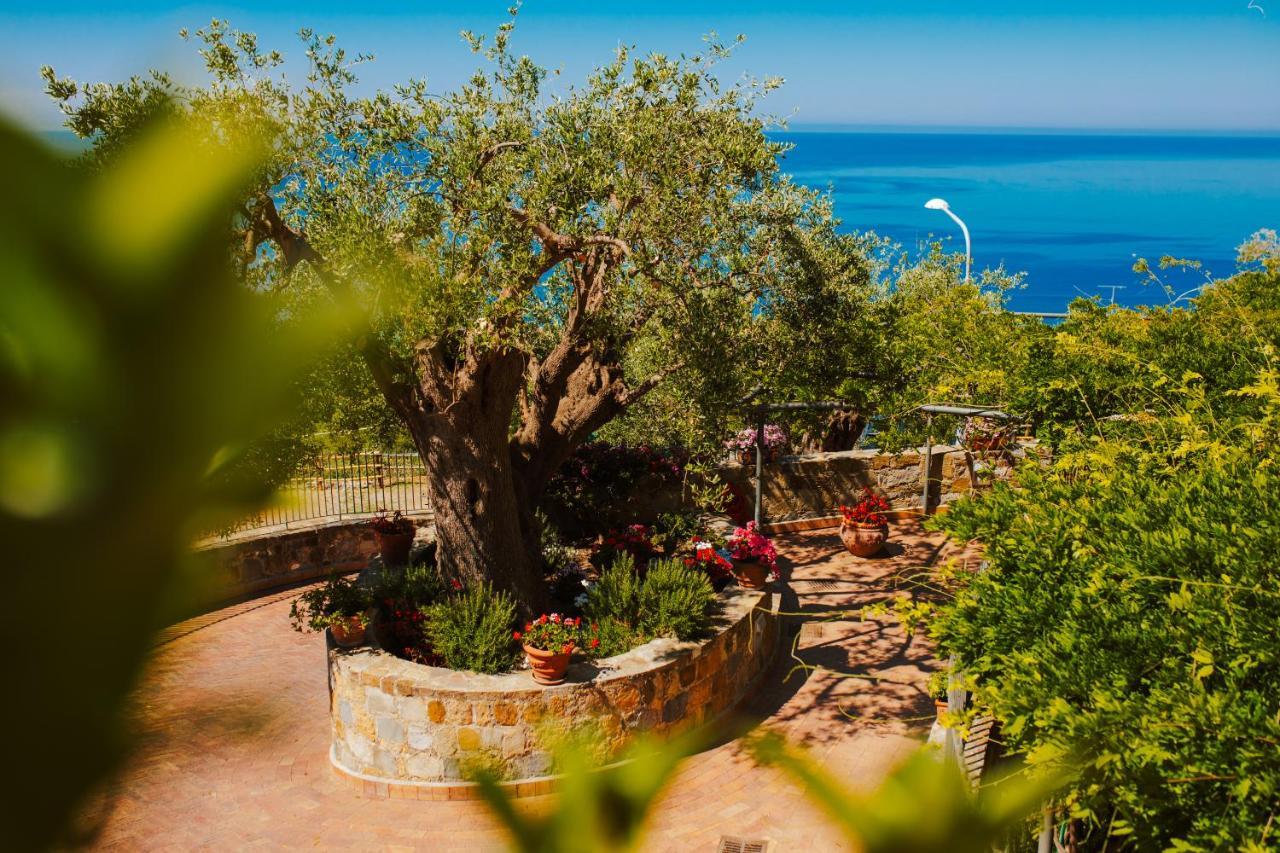 Aparthotel Residenza Golfo Degli Ulivi Caprioli Exterior foto